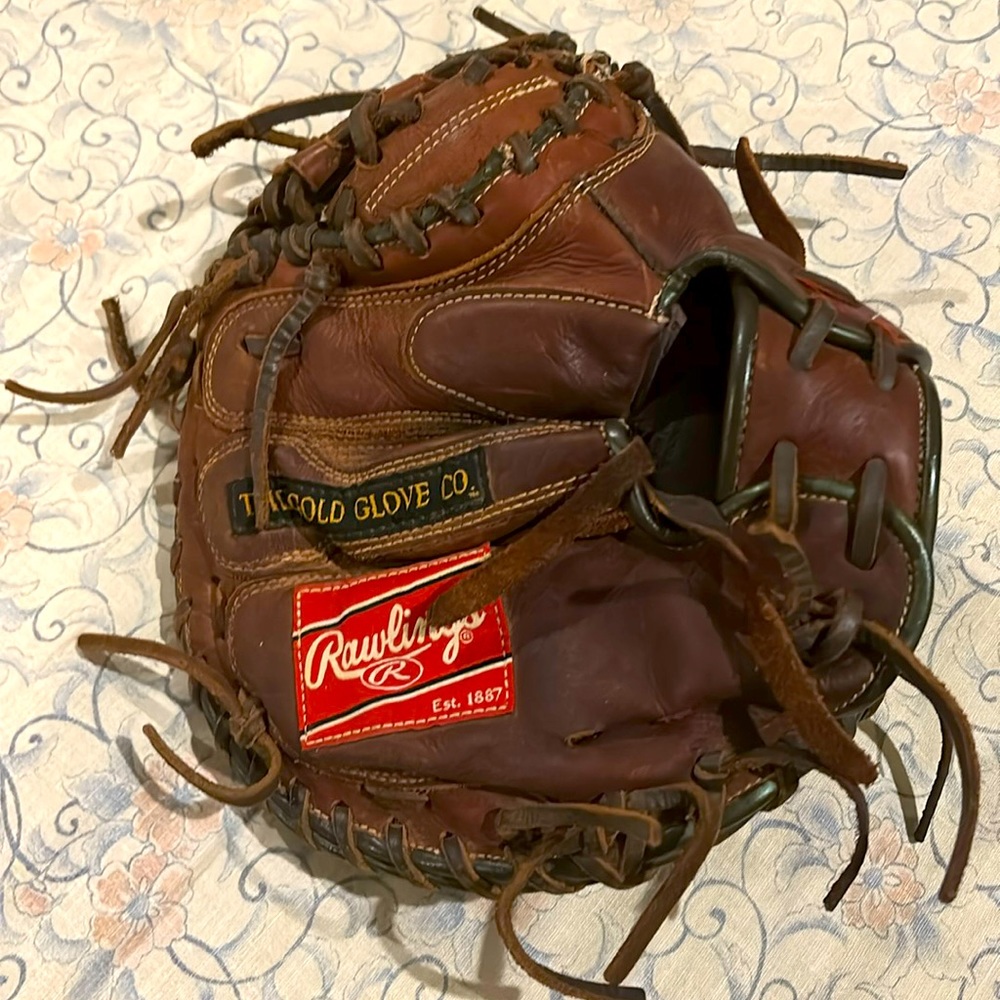 Men’s baseball catcher’s mitt by Rawlings